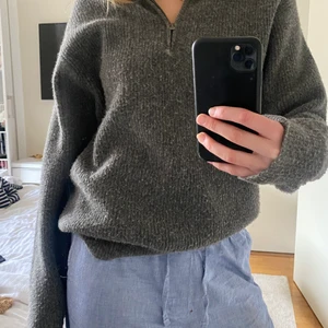 Stickad tröja - Säljer en grå half-zip stickad tröja från Uniqlo! Nypris: 500kr, köparen står för frakten!