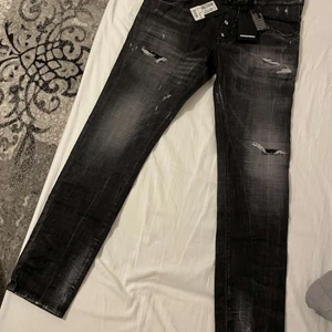 Dsquared2 jeans  - Helt oanvända äkta Dsquared2 jeans i storlek 46 motsvarar ungefär storlek 30  Prislapp finns kvar köptes på nk i Sthlm väldigt fina och bra kvalité 