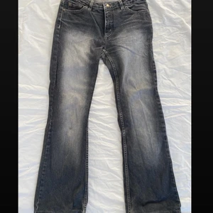 Gråa svarta lågmidjade bootcut jeans - Ett par snygga lågmidjade grå-svarta bootcut jeans som jag säljer då de inte kommer till användning längre. Om du vill ha bild på när de sitter på eller några mått så är det bara att fråga!💞 
