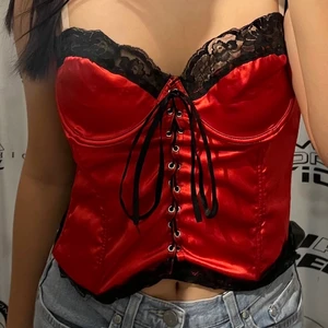 Röd svart krosett! - En super söt och fin krosett som är som ny! Den har aldrig använt eftersom att den tyvärr är för stor för mig men den är verkligen så fin!!! Priset är exklusive frakt… för mer bilder eller frågor kontakta mig😊💖