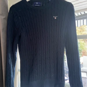 Gant kabelstickad tröja - Superfin marinblå kabelstickad tröja från gant, fint skick! Ord pris 1300kr