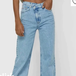Stradivarius jeans ❤️‍🔥❤️‍🔥 - Mina favvo jeans!! De är såå fina och speciellt med sne skurning där fram. Raka hela vägen och passar mig som är 36/38😍⚡️⚡️ jag säljer de nu för 255kr med frakten som ingår!!!! 