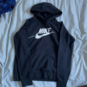 Nike hoodie - Nike Hoodie i nyskick. Orginalpris: 549kr. Säljer då den tyvärr inte kommer till användning💕