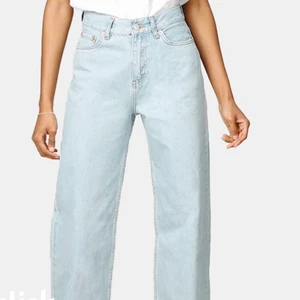Jeans❤️‍🔥❤️‍🔥 - Säljer mina populära jeans från junkyard! Jättefint skick och passar perfekt till våren 🌸💐 mitt pris är 200kr med frakt som ingår i priset!!😍😍 jag är vanligt vis en S/M och är 169 lång. Passar super !
