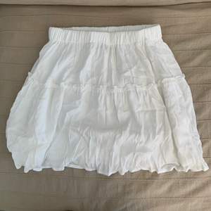 Vit kjol från Shein, i ett väldigt bra skick då jag inte använt den så mycket 💓💓💓