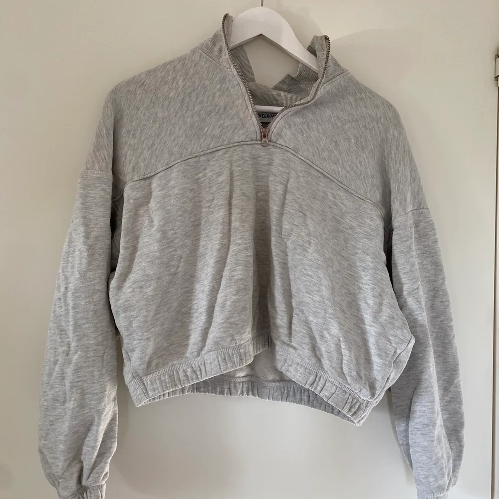 Säljer den här grå fina halfzip tröjan, strl M. ❤️‍🔥❤️‍🔥 . Tröjor & Koftor.