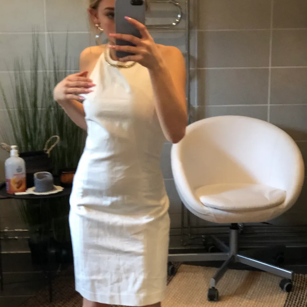 En vit klänning som kommit till användning på en student! Då de är jätte fin inga skador en fin detalj med en kedja runt halsen💕. Klänningar.