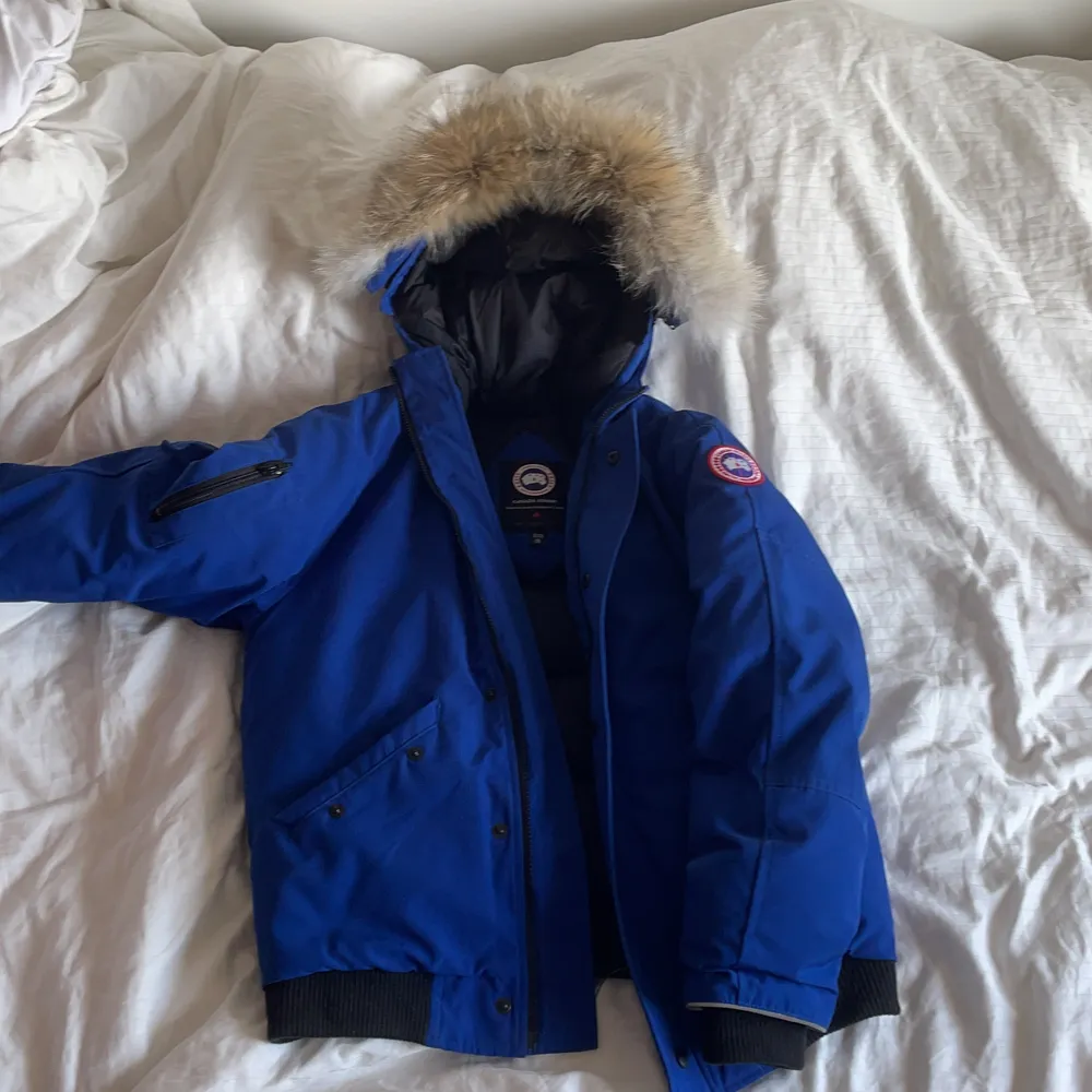 Säljer min blåa canada goose jacka. Storleken är (UNGDOM XL) men den sitter som en XS. Sitter coolt men säljer för den e lite för liten för mig. Jag är 1:87. Jackor.