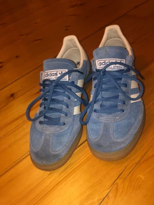 Blå adidas Spezial sneakers - Snygga blå adidas Handball Spezial sneakers i i princip nyskick !!! Perfekta för dig som gillar retrostil och vill ha något bekvämt och stilrent. storlek 41 1/3 🌟