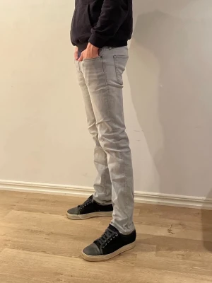 Ljusgrå slim jeans  - Snygga ljusgrå jeans!! Jättefint skick förutom en liten defekt(se sista bilden). Perfekt nu till våren, as fräscha och snygg tvätt 