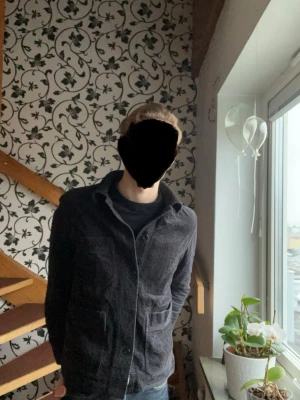 Arket overshirt (strl 48/S,M) - Säljer en Arket overshirt i Manchester tyg, modellen på bilden är 182cm/70kg! Kom gärna med bud eller funderingar 🤗