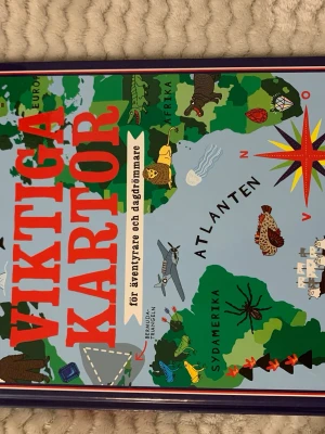 Viktiga Kartor: för äventyrare och dagdrömmare - Upptäck världens mest spännande, mystiska och fantastiska platser! Den här boken är fylld med färgglada kartor, roliga fakta och äventyr som inspirerar unga upptäcktsresande och dagdrömmare att utforska jorden och drömma sig bort.