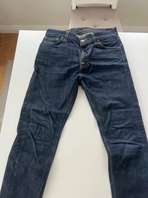 Nudie Jeans - Mörkblåa nudie jeans som jag har vuxit ur
