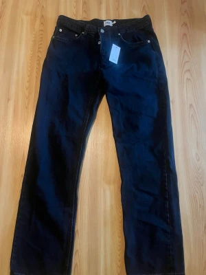 Svarta jeans från lager 157 - Snygga svarta jeans från lager 157 med klassisk femficksdesign. Jeansen har silverfärgade knappar. Perfekta för en avslappnad och trendig look. Prislappen kvar, köpt för 400kr💗