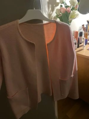 Superfin ljusråsa öppen kofta med fickor - Söt ljusrosa kofta i mjukt stickat material. Perfekt med de flesta topparna