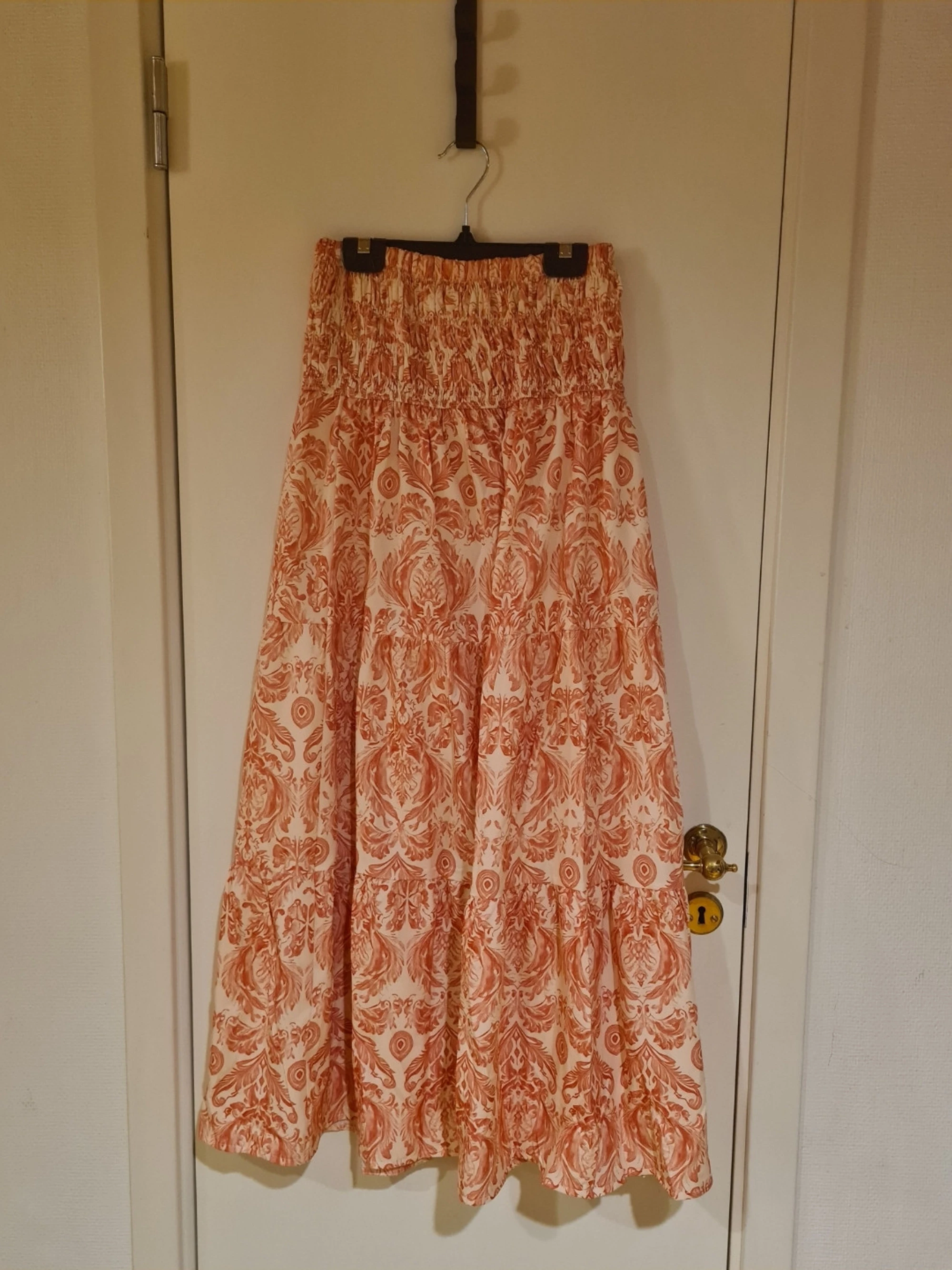 Långkjol med orange mönster