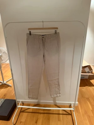 Bondelid Linnebyxor - Riktigt schyssta Linnebyxor ifrån Bondelid. Perfekt för dig som ska röra sig utomlands under den kommande tiden. (Storlek 46) . Köpta på MQ 2025 för cirka 700kr men vi säljer för endast 329kr!! Rabatt för seriösa köpare!!