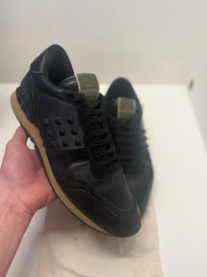 Valentino rockrunners  - Säljer ett par tvär snygga valentino rockrunners i svart. Storlek 42 men passar även 43, skicket är väldigt bra med inga synliga defekter. Tyvärr ingen og box men dustbag ingår såklart. Kan gå ner i pris vid snabb affär eller köp, vid nån fundering är det bara att fråga😊