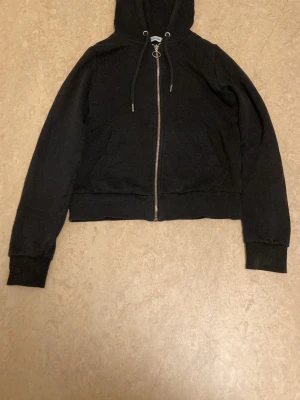 Svart hoodie - Jag säljer en svart hoodie i storlek xxs då den är för liten för mig.