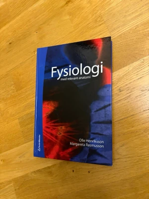 Fysiologi med relevant anatomi- kurslitteratur till sjuksköterska - Helt ny och aldrig använd bok med fysiologi med relevant anatomi från författare Olle Henriksson och Margareta Rasmusson. Tryckt på studentlitteratur och är tredje upplagan, skriv vid frågor.