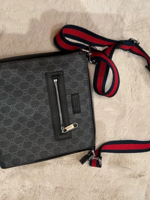 Svart bag  - Riktigt stilren svart gg bag kan kombineras till många olika outfits 