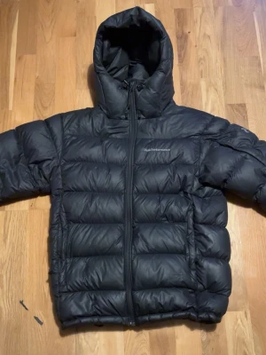 Peak Performance Jacka - Säljer en jättefin Peak Performance-jacka i färgen svart. Jackan är nästan helt ny och i mycket gott skick, inga defekter eller slitage.  Det här är den lite dyrare modellen som har mycket värme och inte som de andra tunnare då det här är vinterjackan.                                                Skriv gärna vid frågor eller om du vill ha fler bilder. 😊 