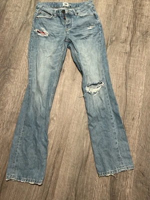 Icon byxor från lager 157 - Ljusblå icon byxor med raka ben. Hål och sluttningar med insytt tyg på rumpan och en utan de främre fickorna. Mycket bra skick använt 3 gånger. Skicka om ni vill se dem på!