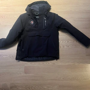 Sailracing jacka - Väldigt fin och snygg jacka, väldigt varsamt använd. Mest hängt i garderoben så den är i mycket bra skick. 