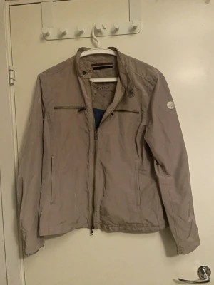 Snygg beige snoot jacka - Snygg beige snoot jacka i jättebra skick, står stolen M men sitter mer som en S.