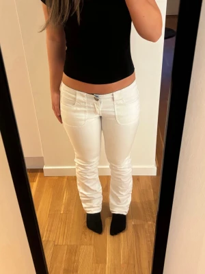 Superfina vita low-waisted jeans - Esprit🤍 - Superfina vita low-waisted jeans från Esprit🤍 Rak modell med låg midja och stretch som ger en smickrande och bekväm passform. Jeansen är i mycket fint skick, helt utan skavanker, och jag skulle säga att de passar som XS.💕  De är ganska långa i benen, vilket är anledningen till att de inte passar mig så bra – på bilderna är de uppvikta (ej upplagda).                                      (Se sista bild för mått!) 