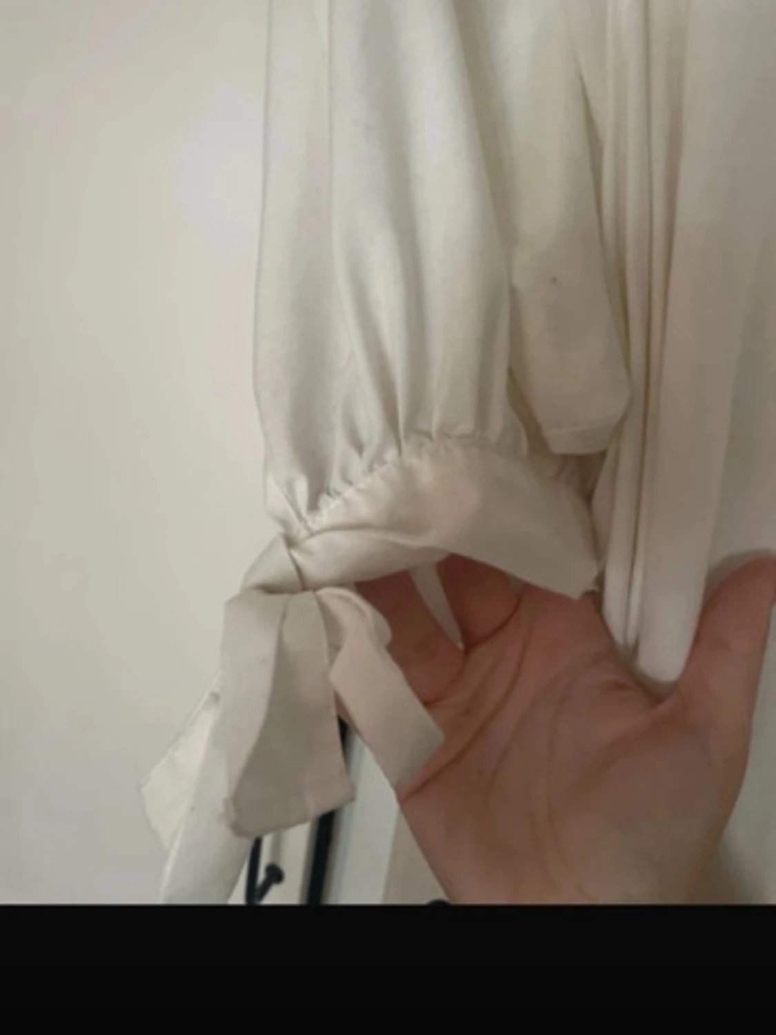 Vit blus med puffärm och knytband - 2