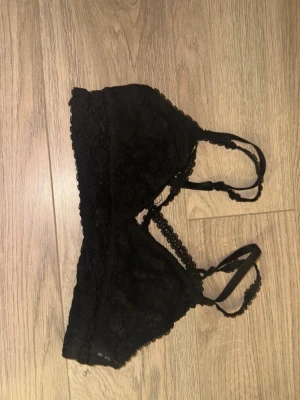 Svart spets bh  - Använd få gånger men kommer ej ihåg vart ifrån den är , förmodligen SHEIN 