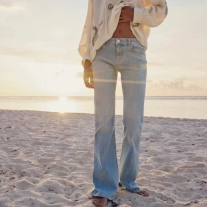 Lågmidjade Flare Jeans - Säljer dessa slutsålda zara jeansen i en fin ljusblå färg, inga fläckar defekter eller tecken på användning. Har lagt ner dom längst ner så de passar mig som är 173💕💕💕