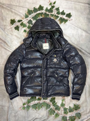 Moncler Borrome Giubotto – Navy – Strl 3 (M) - "|Färg: Navy, blank nylon | Modell: Borrome Giubotto, dunjacka, huva | Storlek: 3 (M), normal passform | Skick: Grade A, 10/10 | Hör av dig ifall du har funderingar!"