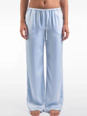 Ljusblå satinpajamasbyxor - Mysiga ljusblå loungewear-byxor i satin med avslappnad passform och resår i midjan samt dragsko. Perfekta för chill dagar hemma eller när du vill känna dig extra bekväm.