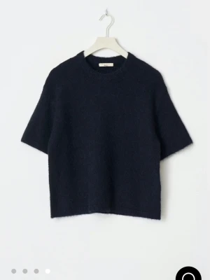 Mörkblå stickad t-shirt från Gina Tricot  - Säljer denna fina stickade T-shirt från Gina tricot, använd men i mycket bra skick💕