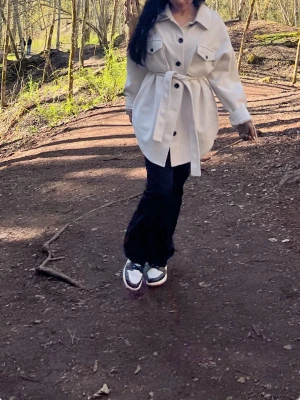 Beige kappa - Säljer denna beige kappa från Nelly 