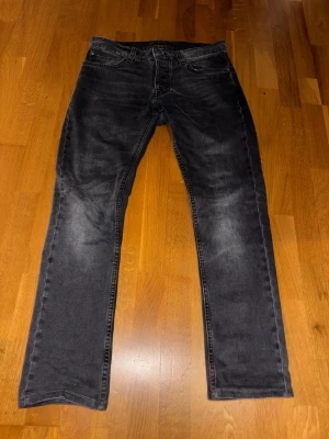 Nudie Jeans Grim Tim - W:29 L:32 mörkgrå nypris runt 1500 om jag minns rätt, skick 8/10. Snabb affär prioriteras.