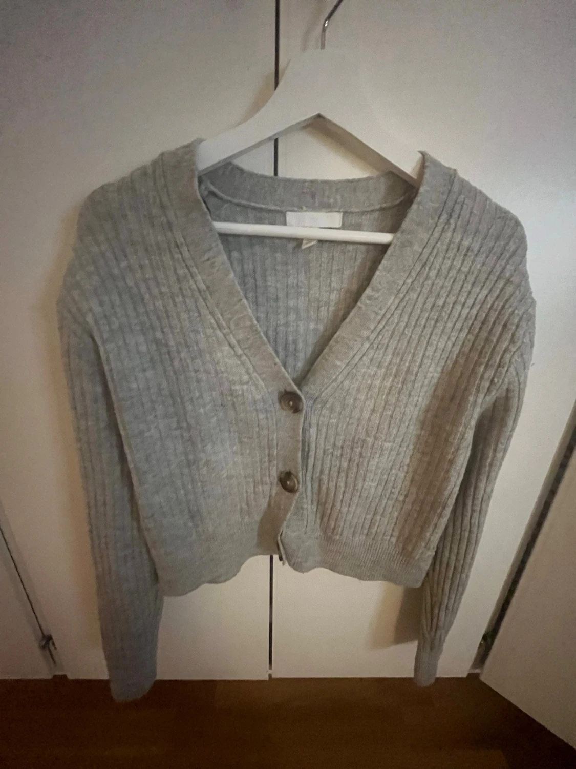 Grå stickad kofta