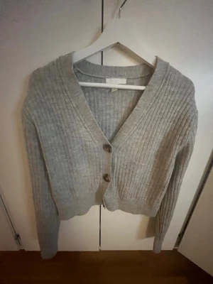 Grå stickad kofta - Super mysig grå kofta med stora knappar