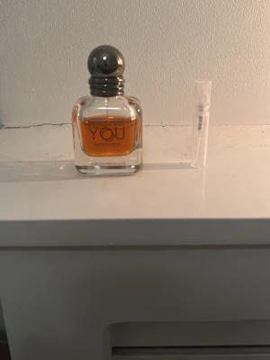 Emporio Armani Stronger With You Intensely - Emporio Armani Stronger With You Intensely är en parfym i en elegant glasflaska med rundad form och silverfärgad metallkork. Doften har en varm bärnstensfärgad vätska och flaskan har en modern, stilren design. En liten provflaska medföljer.