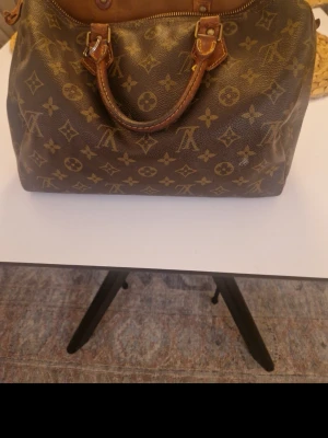 Louis Vuitton monogram handväska - Säljer nu min favorit väska som är köpt på vestiare för två år sen ältehets bevis finns. Har bytt dragkedja på den och även fixat handtagen. Pris diskuteras vid intresse och även fler bilder med serie nummer osv.
