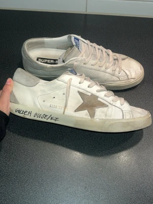 Golden Goose Superstar white ice/grey - Tjena! Säljer ett par riktigt schyssta golden goose skor som var min storebrors. Han hade kvar online kvitto köpta på GOAT. Lite andvända men fortfarande i ett lite schystare skick. Fråga alla frågor inga är dumma!