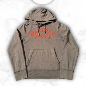 Grå hoodie från Hollister - Riktigt snygg hoodie från hollister som passar någon 170-180