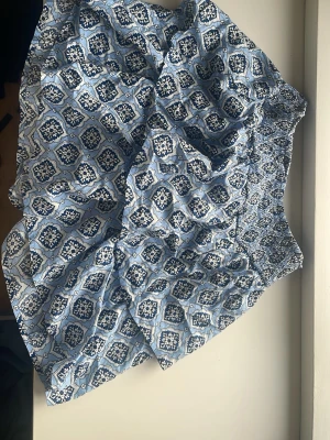 Blåmönstrad kjol med resårmidja - Säljer en blå och vit mönstrad kjol från Gina Tricot i storlek 158/165. Superfin till sommaren. Använd endast två gånger och är i superfint skick!💕