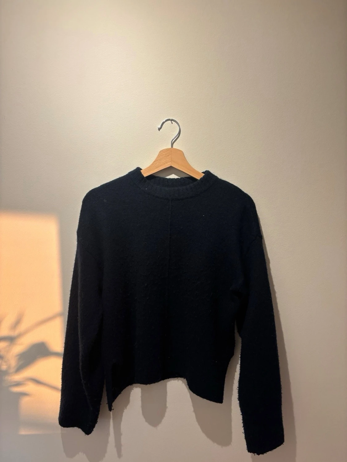 Svart stickad tröja med rund hals - 1