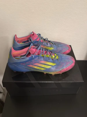 Adidas f50  - Tja säljer nu mina adidas f50s! Storlek 44/2/3! Säljer dem då dem inte kommer till användning! Köpta på unisport för 3000kr men söker dem för 799! (Konstgräs dobbar) skriv vid minsta fråga!