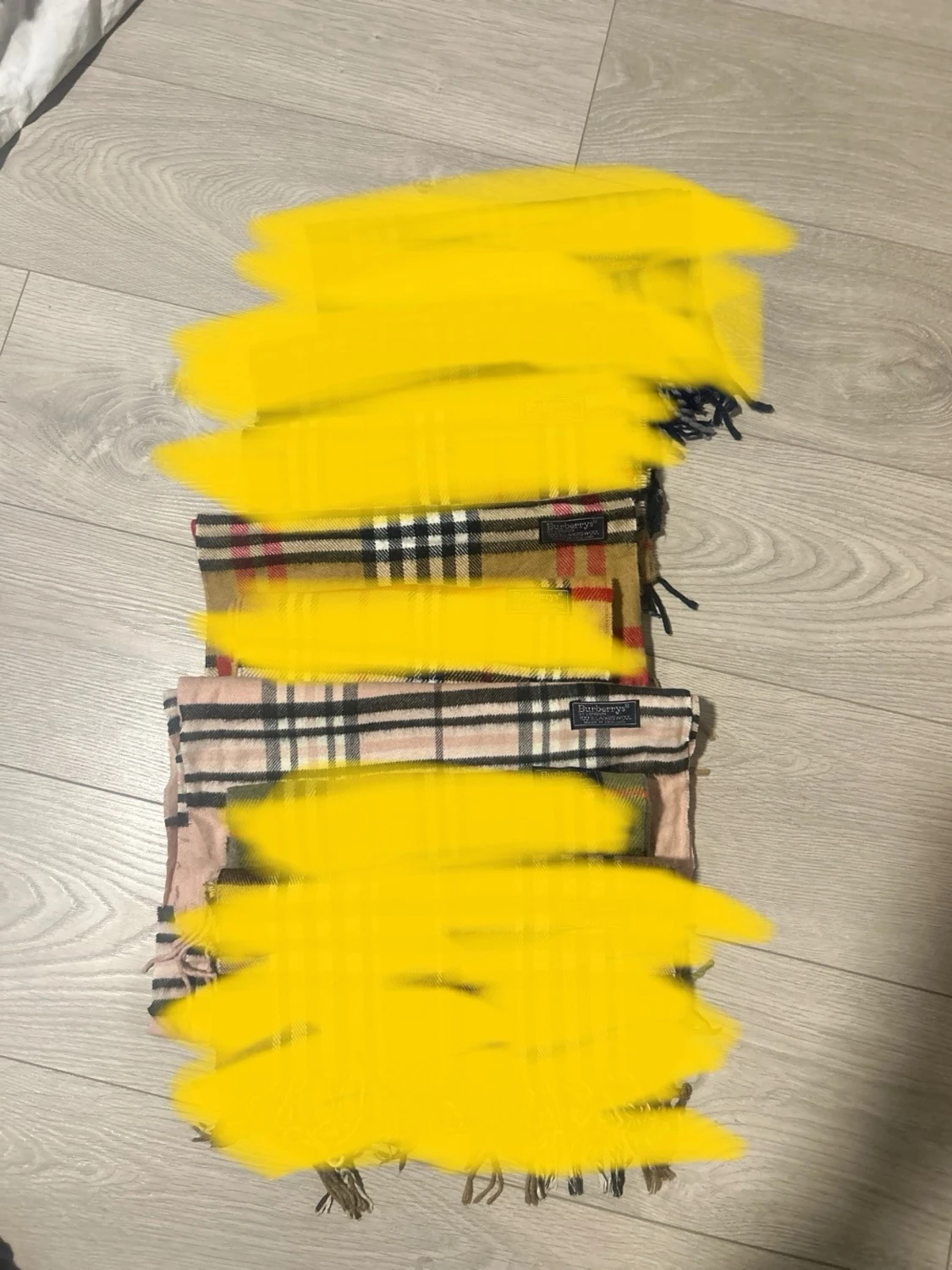 Beige rutig halsduk med raffe pikéer 