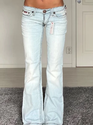 Jeans - Midjemått: 40cm rakt över, innerbenslämgd: 81cm 💗