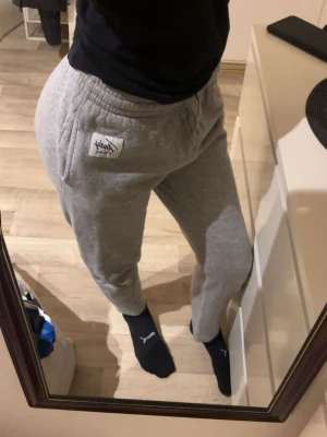 ANDY mjukisbyxor - Snygga grå mjukisbyxor från Andy, storlek 150 så dom är för lite korta personer men är 162 och passar mig bra.